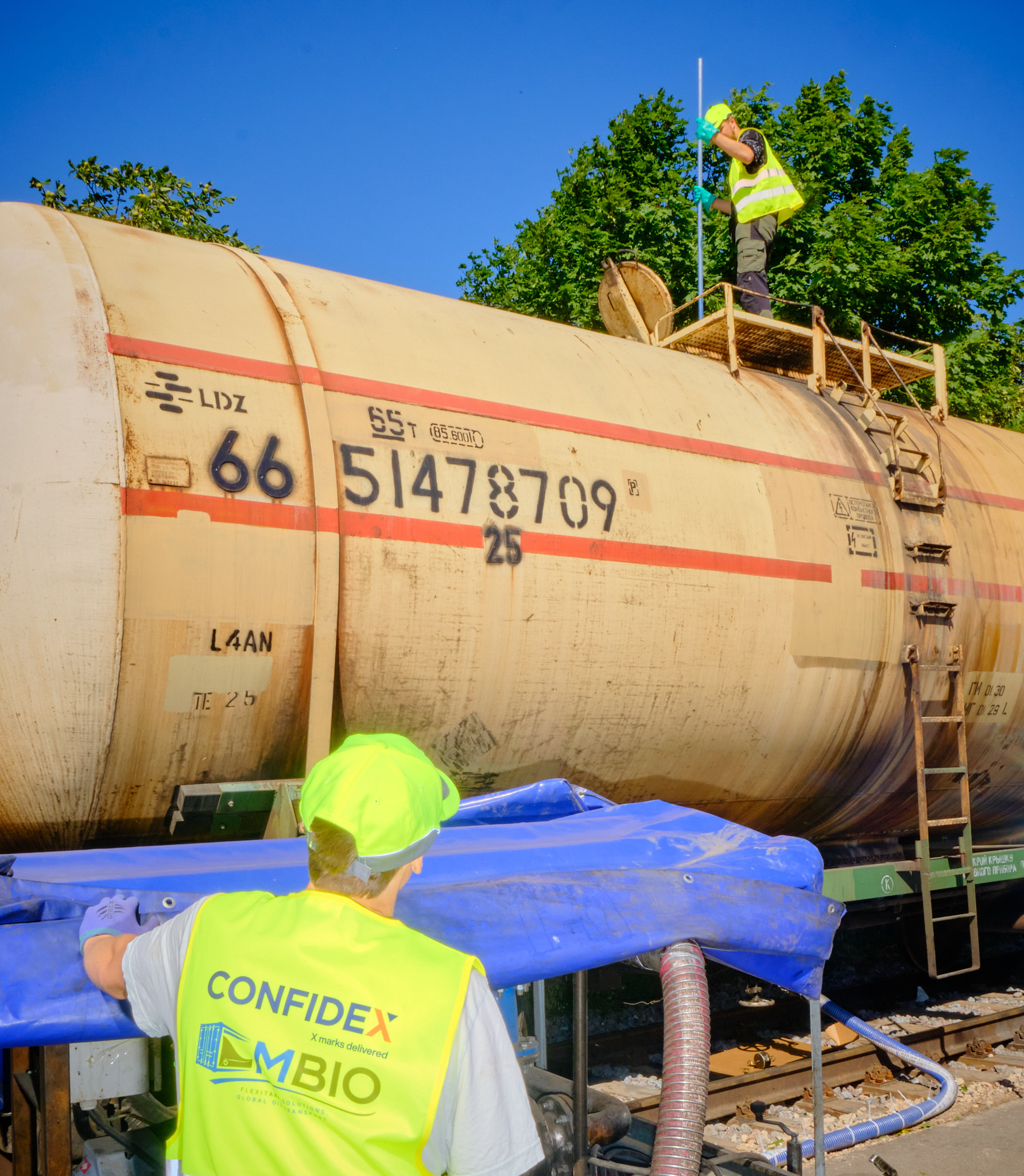 Confidex team loading a flexitank onto a rail tank wagon