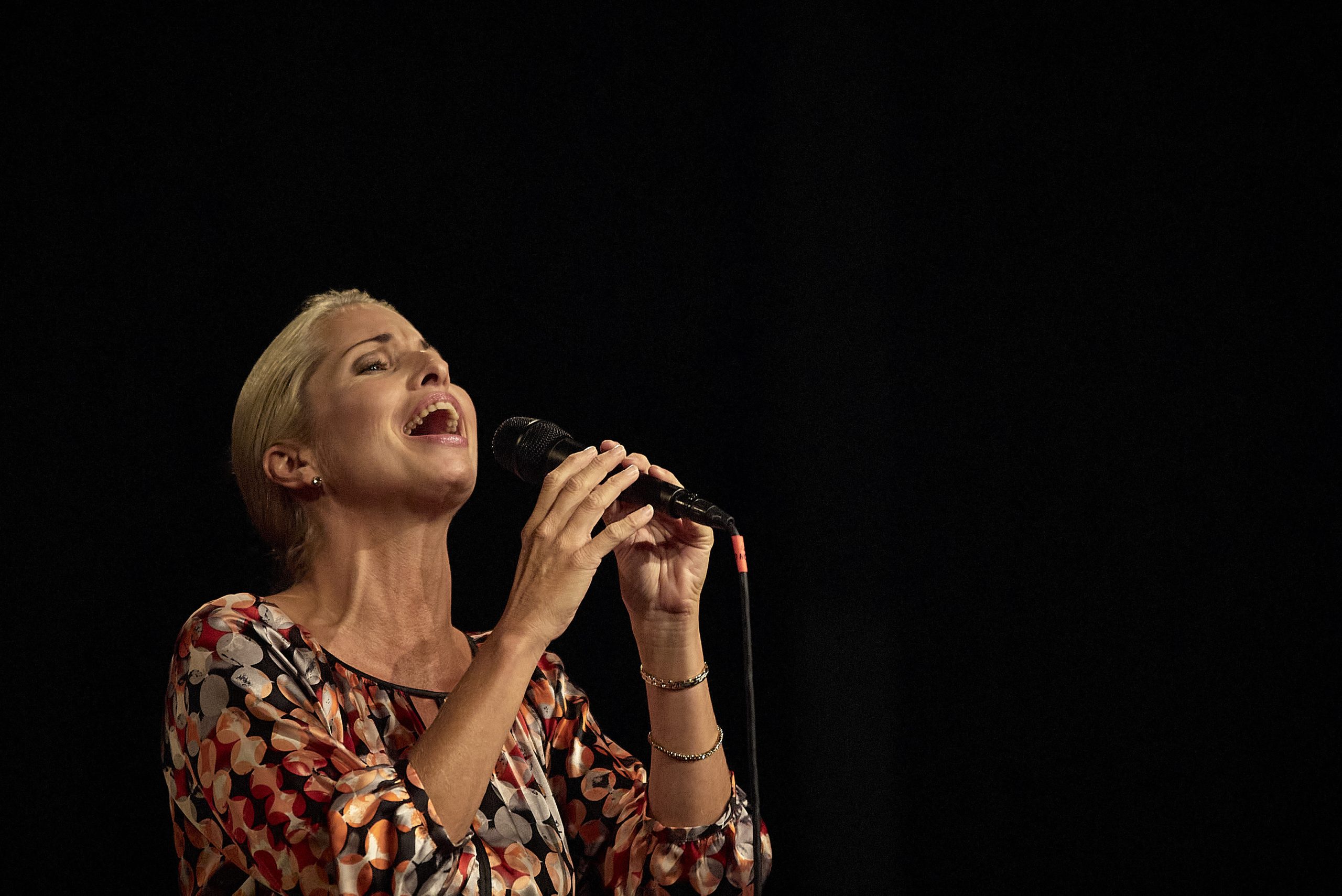 Singer performing at Porvoo Taidehalli during Porvoo Jazz Festival